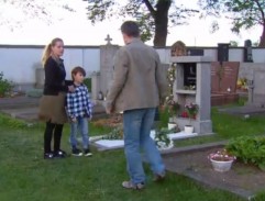 825. Zelená skákavá potvora