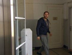 U vchodu na střechu