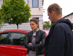 Před pojišťovnou v Hradci