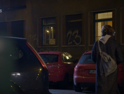 Před bydlištěm MUDr. Brabce