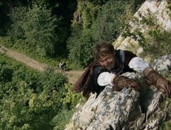 král visí na skále