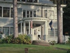 AJ přichází domů