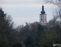 Záběr na kostel od říčních lázní