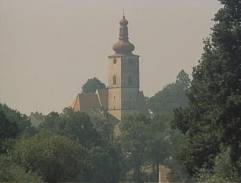 Záběr na kostel od říčních lázní