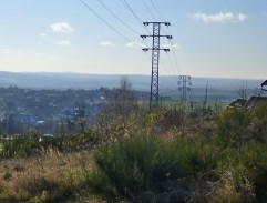 pri autobusovej zastávke