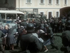 Před školou v Lidicích