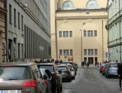 Pred budovou televízie