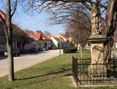 U sochy sv. Jana Nepomuckého