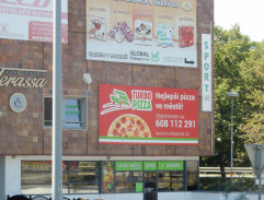 V autě před obchodním domem