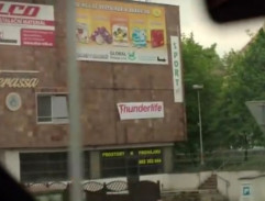 V autě před obchodním domem