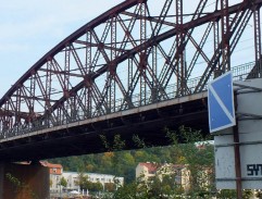 U železničního mostu