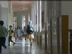 ve škole na chodbě