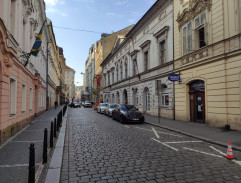 S dveřmi do banky 3