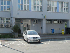 Otec odchází ze služebny Policie ČR