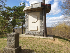 u Máchova památníku