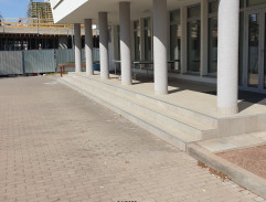 Před nemocničním pavilónem