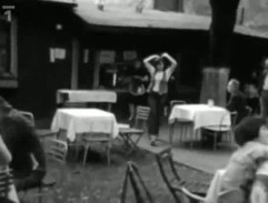 V zahradní restauraci