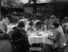 V zahradní restauraci 2