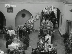 Svatba vjíždí na nádvoří zámku