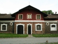 Na oknech jízdárny