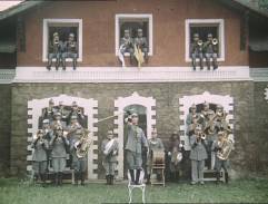 Na oknech jízdárny