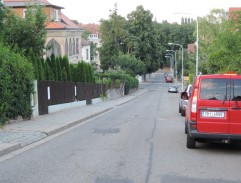 Auto projíždí ulicí