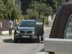 Auto projíždí ulicí