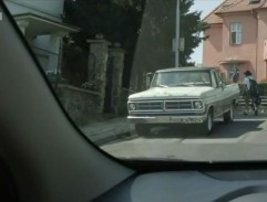 Sledování milence z auta