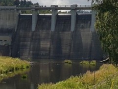 pri priehradnom múre