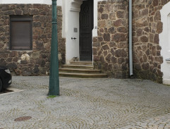 Před domem dr. Kaliny