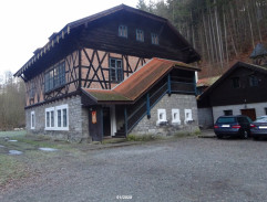 Před hotelem Zátiší