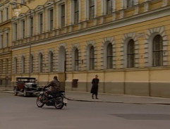 Koncipista Dr. Šimek před policejním ředitelstvím