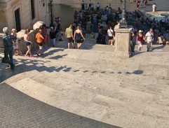 Lizzie v obklopení fanoušků