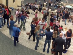 Lizzie v obklopení fanoušků