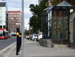 pred nočným klubom