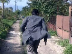 pred domom Róberta Krekoviča