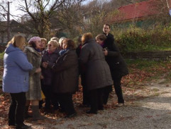 pred kostolom/telocvičňou