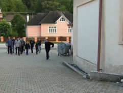 pri kostole v Orešanoch