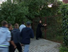 brána pri kostole v Orešanoch