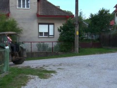 pri autobusovej zastávke