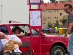 na autobusovej zastávke v Piešťanoch