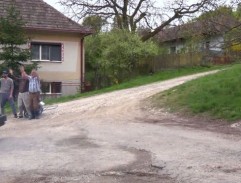 pred kostolom/telocvičňou