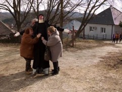 pred kultúrnym domom/telocvičňou