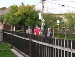 pred Erikiným domom