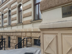 Schody před soudní budovou