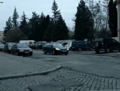 pred psychiatrickou liečebňou