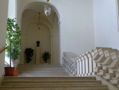 schody v hudobnej škole