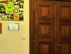 na radnici pred konkurznou miestnosťou