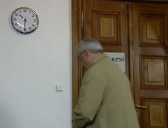 na radnici pred konkurznou miestnosťou