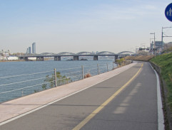 Ultron rozbíjí čelní sklo vlaku